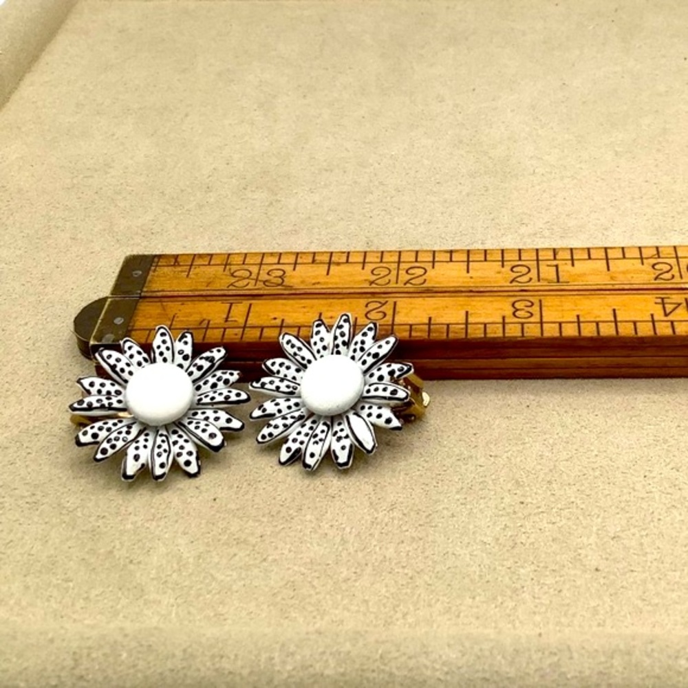 Vintage black & white polka dot clip on flower daisy earrings